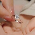 six-claw moissanite ring - Image 2