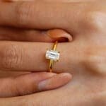 Moissanite Four-claw emerald rectangular 1ct ring - Image 3